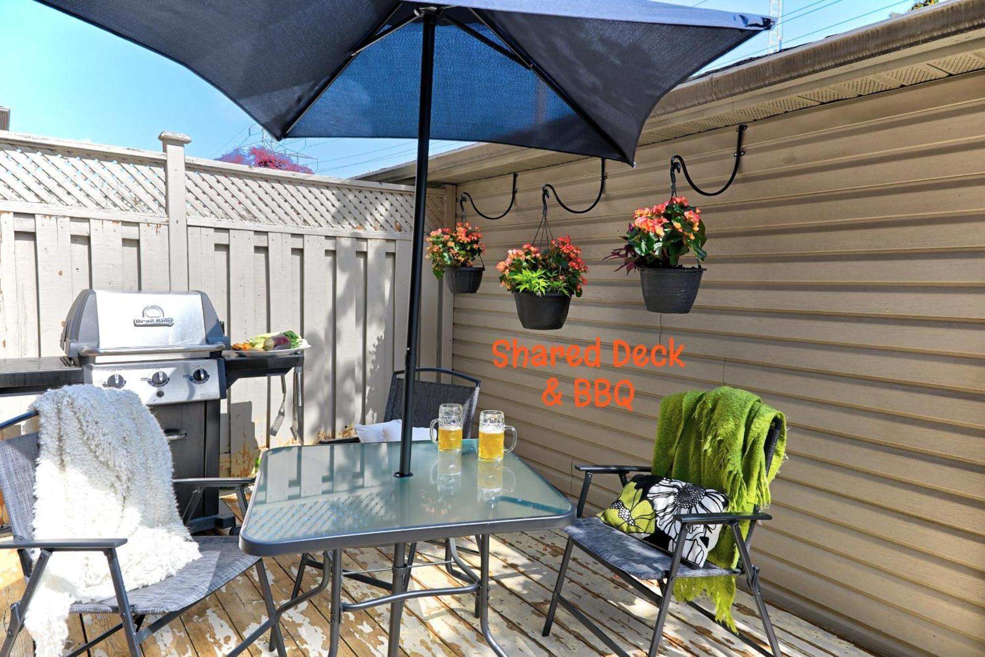 Welcome Home! Acores Bed & Breakfast โตรอนโต ภายนอก รูปภาพ