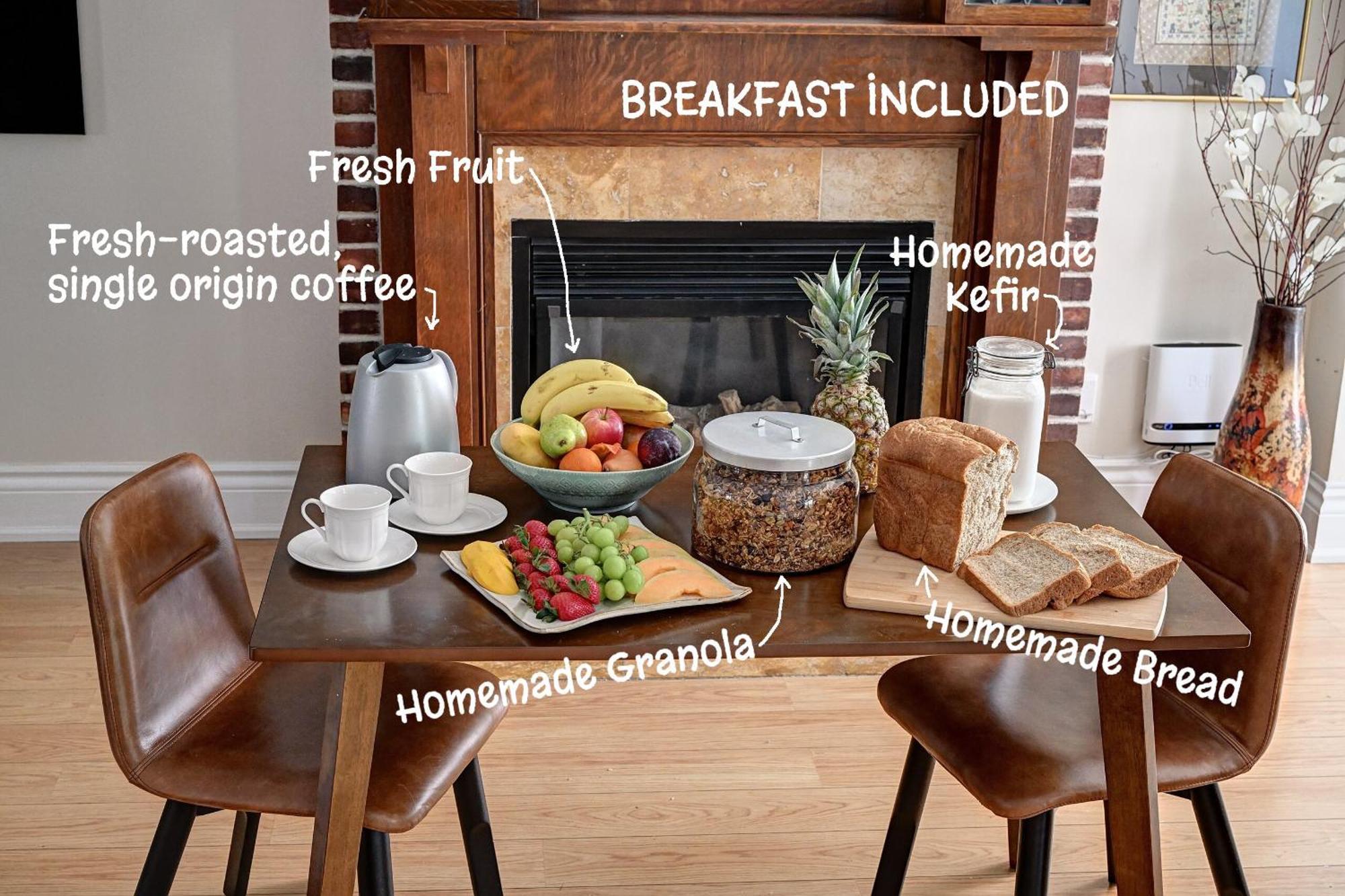 Welcome Home! Acores Bed & Breakfast โตรอนโต ภายนอก รูปภาพ