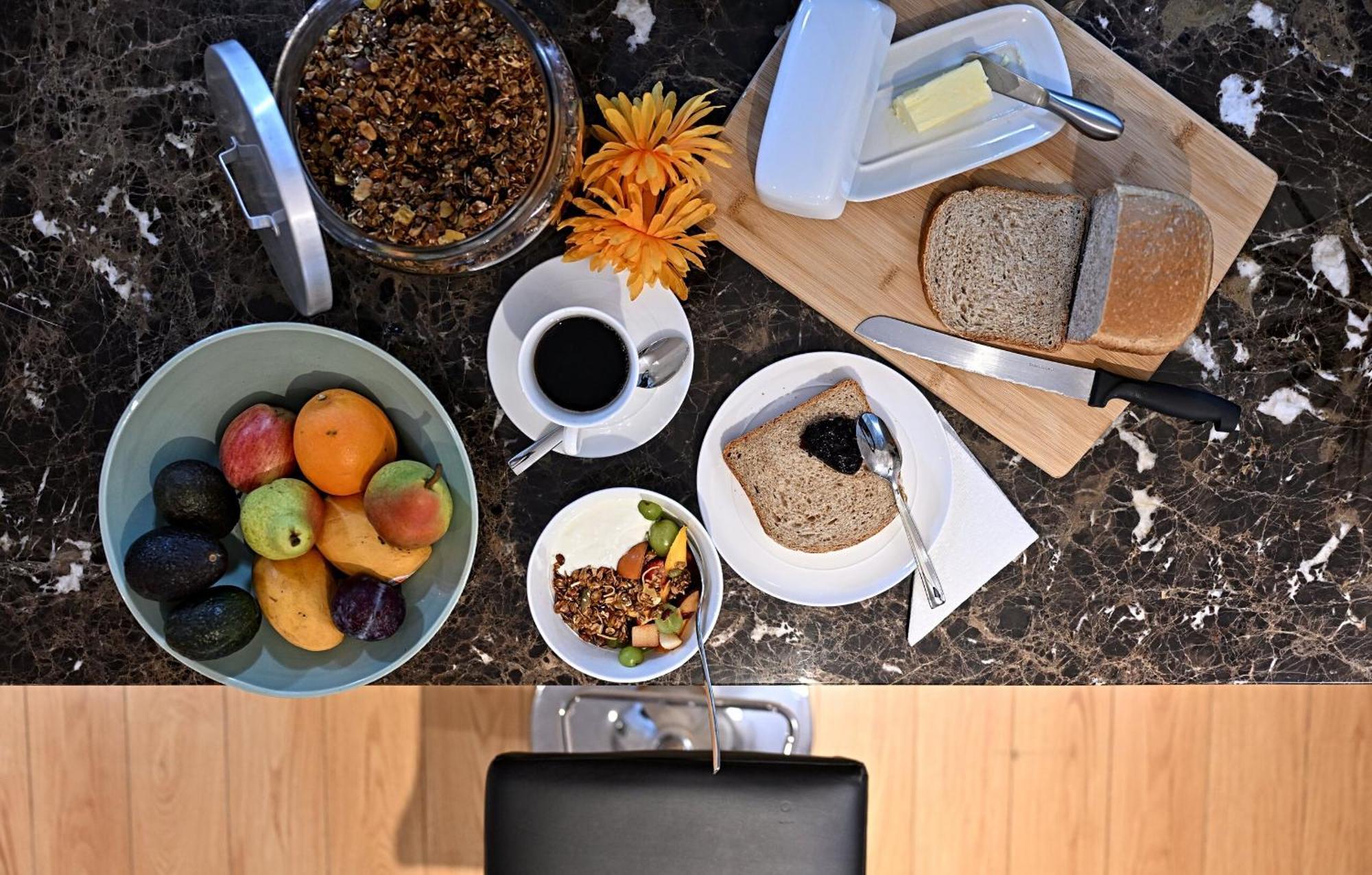 Welcome Home! Acores Bed & Breakfast โตรอนโต ภายนอก รูปภาพ